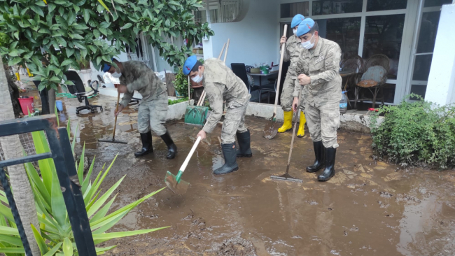 Muğla'da komandolar sağanaktan etkilenen evleri temizledi